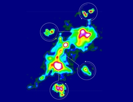 Falschfarbenbild der massereichen Sternentstehungsregion G333.23–0.06 aus Beobachtungsdaten des ALMA-Observatoriums. Die kleineren Bilder zeigen Regionen, in denen Li und Kolleg*innen Mehrfachsysteme von Protosternen nachweisen konnten. Die Sternsymbole zeigen die Orte jedes der neu entstehenden Sterne an. Das Bild zeigt eine Region mit einer Größe von 0.62 mal 0.78 Lichtjahren. Am Himmel entspricht das 7.5 mal 9.5 Bogensekunden. (Bild: S. Li, MPIA / J. Neidel, MPIA Grafikabteilung/ Daten: ALMA Observatory)