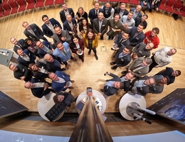 Alle Gewinner der Kleinsatelliten-Wettbewerbe auf einen Blick Kleinsatelliten gelten als ein wesentlicher Motor und Baustein für künftige Raumfahrtaktivitäten, insbesondere mit Blick auf die weitere Kommerzialisierung. Sie sind vielfältig und flexibel für unterschiedlichste weltraumbasierte Anwendungen und Dienstleistungen einsetzbar – von der Telekommunikation über Erdbeobachtung und Klimaforschung bis hin zur Erprobung neuer Technologien im All. Kleinsatelliten können in größeren Stückzahlen und damit günstiger und schneller als herkömmliche Satelliten produziert werden und eröffnen vielfältige neue Möglichkeiten für kommerzielle Dienste und Wissenschaft. Am 23. November 2023 hat die Deutsche Raumfahrtagentur im DLR im Rahmen der zweiten nationalen Kleinsatellitenkonferenz in Berlin die Gewinnerinnen und Gewinner der drei zum Thema passenden Wettbewerben gekürt: dem Mikrolauncher-Nutzlast-Wettbewerb, dem Kleinsatelliten-Wettbewerb und dem Kleinsatelliten-Nutzlast-Wettbewerb. Die Luft- und Raumfahrtkoordinatorin der Bundesregierung, Dr. Anna Christmann MdB (Mitte), überreichte die Urkunden. Aufgenommen wurde dieses Foto mit dem sogenannten „SpaceMast“- Kameramast. (Bild: DLR)