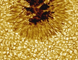 Momentaufnahme der Sonnenoberfläche mit dem wabenförmigen Netzwerk aus Granulen, durch das die im Sonneninnern erzeugte Energie als Sonnenstrahlung austritt. (Bild: NASA)