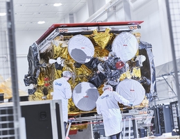 Kurz vor seiner Reise nach Kourou: der Satellit Heinrich Hertz bei OHB im Reinraum. (Foto: OHB, Stefan Gerding)