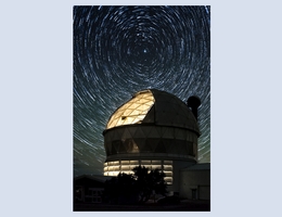 Über dem Hobby-Eberly-Teleskop drehen sich Sternspuren um den Polarstern. (Bild: Ethan Tweedie Photography)