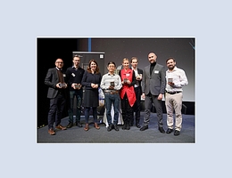 Ein Teil der ausgewählten Gewinner mit Dr. Anna Christmann und Vertretern von Isar Aerospace. (Bild: Deutsches Zentrum für Luft- und Raumfahrt e.V.)