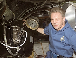 PK3-Plus; Thomas Reiter arbeitet mit dem Plasmakristall Telescience Apparatus im Zvezda Service Modul 2006. (Bild: NASA)