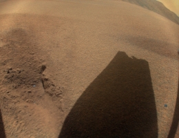 Nach seinem 72. Flug am 18. Januar 2024 hat der Ingenuity Mars Helicopter der NASA dieses Farbbild aufgenommen, das den Schatten seiner Rotorblätter zeigt, die beim Aufsetzen beschädigt wurden (an der Spitze fehlt ein Stück). (Bild: NASA/JPL-Caltech)