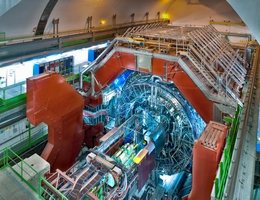 Ein Blick in das Innere des 10.000 Tonnen schweren ALICE-Detektors. Teilchenphysiker der WWU Münster sind an diesem Experiment am CERN beteiligt. (Bild: CERN - A. Saba)