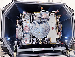JUICE im Transportcontainer. (Bild: Airbus)