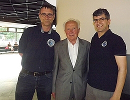 Sigmund Jähn (Mitte) mit Vertretern von Raumfahrer Net. (Bild: privat)