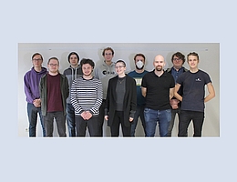 Einige der 20 Studierenden, die selbstständig das Projekt KI-SENS für mehr Sicherheit bei Kleinsatelliten vorantreiben. (Bild: Tobias Herbst / Universität Würzburg)