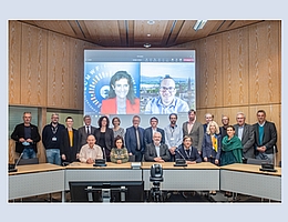 Kooperationsvertrag zwischen CESOC und ECMWF: Vertreterinnen und Vertreter aller beteiligten Institutionen kamen zur feierlichen Vertragsunterzeichnung in Bonn zusammen. (Bild: Barbara Frommann / Uni Bonn)