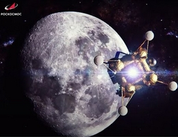 Im Hintergrund befindet sich die Mondscheibe mit Kratern und Mare vor einem schwarzen Hintergrund. Davor von der Unterseite gesehen fliegt die Sonde Luna 25 mit gezündetem Triebwerk auf den Mond zu. Links oben wird das Roscosmos-Logo eingeblendet. (Künstlerische Darstellung: Roscosmos)