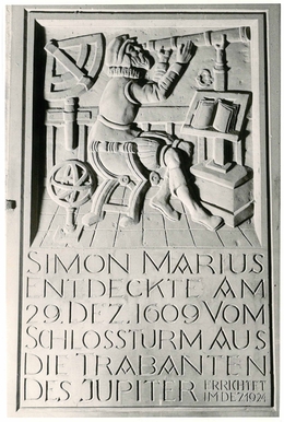 Am Ansbacher Schloss verweist seit 1924 eine Wandtafel darauf, dass Marius der Legende nach seine ersten Jupitermondbeobachtungen vom Schlossturm aus gemacht habe. Es heißt: „Simon Marius entdeckte am 29. Dez. 1609 vom Schlossturm aus die Trabanten des Jupiter“. Der 29. Dezember 1609 entspricht im gregorianischen Kalender dem 8. Januar 1610. (Bild: Stadtarchiv Ansbach)