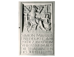 Am Ansbacher Schloss verweist seit 1924 eine Wandtafel darauf, dass Marius der Legende nach seine ersten Jupitermondbeobachtungen vom Schlossturm aus gemacht habe. Es heißt: „Simon Marius entdeckte am 29. Dez. 1609 vom Schlossturm aus die Trabanten des Jupiter“. Der 29. Dezember 1609 entspricht im gregorianischen Kalender dem 8. Januar 1610. (Bild: Stadtarchiv Ansbach)