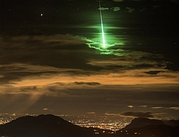 Ein Meteor geht über der südindischen Stadt Mettupalayam nieder. (Bild: Prasenjeet Yadav)
