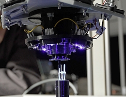 Doktorand Michael Kringer beobachtet den 3D-Druckvorgang im Labor der HM. (Foto: Eduard Krasnov)