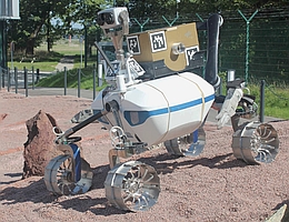 Der DLR-Mondrover LRU-1 (Lightweight Rover Unit) bahnt sich seinen Weg durch das neue Mond-Mars-Testgelände am DLR in Oberpfaffenhofen. (Bild: DLR (CC BY-NC-ND 3.0))