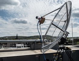 Mobile Sendeantenne des Projekts „MoonBounce“ für den Betrieb an Schulen. Über diese Antenne(n) wird das Signal in Richtung Mond abgeschickt, das dann 2,6 Sekunden später nach Reflektion an der Mondoberfläche vom Radioteleskop Effelsberg aufgezeichnet wird. (Bild: Jessica Koch/MPIfR)