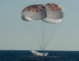 SpaceX Dragon Freedom wassert im Atlantik vor der Küste Floridas. (Bild: NASA/Bill Ingalls)