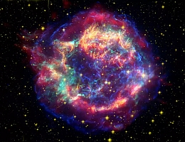 Nachkolorierte Aufnahme der Supernova-Überreste Cassiopeia A: Eine Supernova, die im 17. Jahrhundert explodierte. Staub aus einer solchen Supernova, die vor Milliarden Jahren explodierte, ist auch in unserem Sonnensystem nachweisbar und zwar in größeren Mengen als bisher angenommen. (Bild: NASA/JPL-Caltech/STScI/CXC/SAO Animation: NASA/JPL-Caltech/Univ. of Ariz./STScI/CXC/SAO)