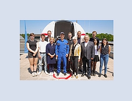 Schülerinnen und Schüler der Merian-Oberschule eröffneten zusammen mit Tobias Bohnhardt, Leiter des DLR_School_Lab Berlin, Elisabeth von Uslar, BMBF, Matthias Maurer, ESA-Astronaut, Prof. Dr.-Ing. Anke Kaysser-Pyzalla, Vorstandsvorsitzende des DLR, Dr. Christoph Pawek, Vorstandsbeauftragter für Nachwuchsförderung, Thomas Liljeberg-Markuse, Geschäftsführer des FEZ Berlin, die Sternwarte im FEZ Berlin. (Bild: DLR)