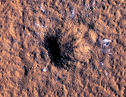 Neuer Einschlagskrater mit Eisbrocken auf dem Mars. (Bild: NASA/JPL-Caltech/University of Arizona)