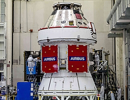 Orion-Raumschiff mit ESM 1 für Artemis I. (Bild: NASA/Radislav Sinyak)