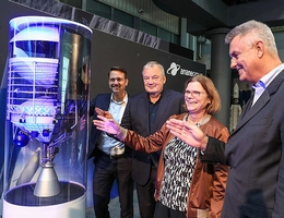 v.l.n.r.: Ulrich Scheib, Vorstand Programme bei MT Aerospace, Kristina Vogt, Senatorin für Wirtschaft, Arbeit und Europa (Freie Hansestadt Bremen), Karl-Heinz Servos, Leiter Produktion ArianeGroup, Rüdeger Albat, ESA Head of Future Space Transportation (Bild: ArianeGroup/Hill Media/Frank T. Koch)