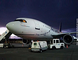 Mit einem solchen Flugzeug des Unternehmens Novespace (hier am Flughafen Paderborn) wird Doktorand Andreas Hammer in der kommenden Woche zu Parabelflügen abheben. (Bild: Simon Wüest, Hochschule Luzern)