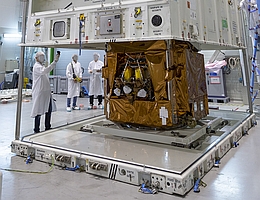 Pleiades Neo 5 wird in Toulouse vor dem Flug nach Kourou verpackt. (Bild: Airbus DS 2022)