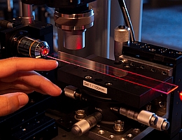 Photonischer Schaltkreis in einem Glas-Chip. (Bild: Julia Tetzke Universität Rostock)