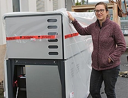 Prof. Dr. Audrey Bouvier mit dem neuen Spektrometer "ThermoScientific Neoma MC-ICP-MS/MS". (Foto: UBT / Chr. Wißler)