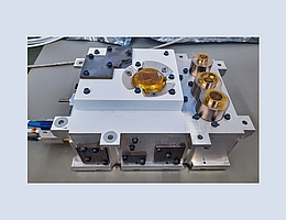 Das fertige Messgerät RADEM mit seinen vier Detektoren. Die drei gelben Flächen rechts registrieren jeweils eine Teilchensorte: hochenergetische Elektronen, schwere Ionen sowie Protonen (von oben nach unten). (Bild: Wojciech Hajdas, Paul Scherrer Institut)