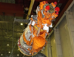 Erdbeobachtungssatellit Resurs P2 während der Startvorbereitungen. (Bild: Roskosmos)