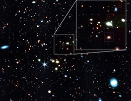 Riesiger Quasar und kleine rote Punkte. Ein EIGER (JWST)-Bild des Quasars J1148+5251 mit 10 Milliarden Sonnenmassen (blaues Kästchen). Zwei “Baby-Quasare” (roten Kästchen) sind im selben Datensatz zu sehen. (Bild: NASA, ESA, CSA, J. Matthee (ISTA), R. Mackenzie (ETH Zürich), D. Kashino (National Observatory of Japan), S. Lilly (ETH Zürich))