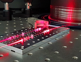 Durch die Verwendung von Hohlkernfasern werden faseroptische Gyroskope weniger anfällig gegenüber äußeren Störfaktoren. (Bild: Fraunhofer IZM)