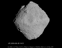 Der Asteroid Ryugu aus 20 Kilometern Entfernung, aufgenommen von der Raumsonde Hayabusa 2. (Foto: JAXA, University of Tokyo, Kochi University, Rikkyo University, Nagoya University, Chiba Institute of Technology, Meiji University, University of Aizu and AIST)