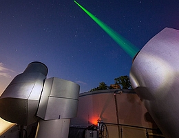 SLR Station, Laserstrahl gen Himmel - Satellite-Laser-Ranging-Station auf dem Telegrafenberg in Potsdam. (Bild: GFZ-Ausgründung DiGOS GmbH)