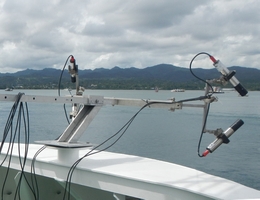 Radiometer am Bug des Forschungsschiffs SONNE während der Forschungsfahrt SO267/2. (Foto: Daniela Voss und Shungudzemwoyo Garaba, ICBM)