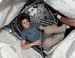 ESA-Astronautin Samantha Cristoforetti im Bigelow Expandable Activity Module (BEAM). (Bild: NASA)