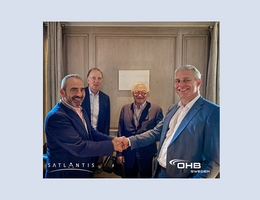 Vorne: Juan Tomás Hernani (CEO SATLANTIS, links), Benoit Mathieu (CEO of OHB Sweden, rechts). Hinten: Marco Fuchs (President OHB, links), Jean-Jacques Dordain (President SATLANTIS, rechts). (Bild: OHB Sweden)