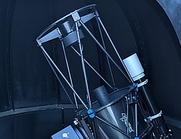 Schüler des Friedrich-Koenig-Gymnasiums in Würzburg stehen um ein Teleskop in der Sternwarte. (Bild: Naturwissenschaftliches Labor für Schüler am FKG e.V.)