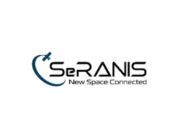 Das Logo von SeRANIS wird aus dem schwarzen Schrifzug "SeRANIS New Space Connected" auf weißem Grund gebildet, Vom "e" von SeRANIS ausgehend zieht sich ein, einen Orbit andeutender Bogen von unten gegen den Uhrzeigersinn bis zur linken oberen Ecke, am Ende des Orbitbogens befindet sich links oben vom ersten "S" ein angedeuteter Satellit. (Abbildungsquelle: Universität der Bundeswehr München)