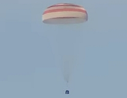 Rückkehrkapsel von Sojus-MS 21 am Fallschirm. (Bild: NASA/Roskosmos)