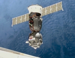 Sojus MS-23 kurz vor dem Anlegen an der ISS. (Bild: NASA-TV)
