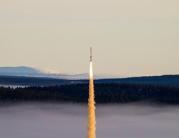 Erfolgreicher Start von MAPHEUS-14 Die DLR-Höhenforschungsrakete MAPHEUS-14 absolvierte am 27. Februar 2024 um 8:27 Uhr erfolgreich den ersten Regelflug mit dem neuen Raketenmotor RED KITE. Am Startplatz der schwedischen Raketenbasis Esrange hob sie bei nebligem Wetter vom Boden ab und erreichte eine Höhe von 265 Kilometer. (Bild: SSC)