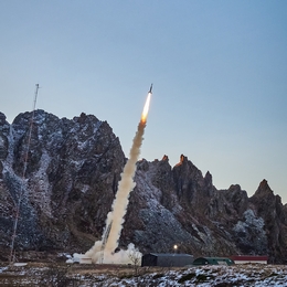 Am 13. November 2023 startete die Mobile Raketenbasis (MORABA) des DLR die Forschungsrakete, angetrieben von einer einstufigen „RED KITE“ (übersetzt „Roter Milan“) vom Startplatz Andøya Space im Norden Norwegens. (Bild: MBDA/Andes)
