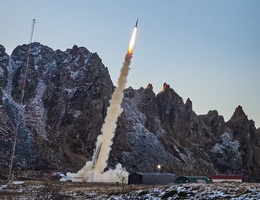Am 13. November 2023 startete die Mobile Raketenbasis (MORABA) des DLR die Forschungsrakete, angetrieben von einer einstufigen „RED KITE“ (übersetzt „Roter Milan“) vom Startplatz Andøya Space im Norden Norwegens. (Bild: MBDA/Andes)