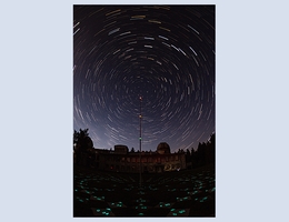 Eine Sternspuraufnahme: die rote SkyPole-Marke zeigt Richtung Himmelsnordpol. (Bild: Denise Böhm-Schweizer)