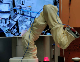 ESA-Astronaut Marcus Wandt steuert Roboterarm aus dem All. Für das Experiment „Surface Avatar“ kommandiert der schwedische Astronaut Marcus Wandt von der Internationalen Raumstation (ISS) aus verschiedene Roboter-Systeme. (Bild: ESA/NASA/Axiom Space – H. Hansen)