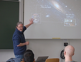 TUHH-Professor Ulf Kulau will im Rahmen des Lehrprojekts "EduSat" gemeinsam mit Studierenden einen Satelliten bauen und ins All schicken. (Foto: TUHH)