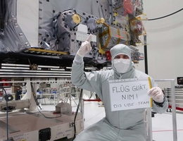 «Flüg guät, NIM!» – Testingenieur Thierry de Roche von der Universität Bern vor Ort in Kourou bei den Startvorbereitungen, im Hintergrund die Weltraumsonde mit dem eingebauten Massenspektrometer NIM. (Bild: ESA & ADS)